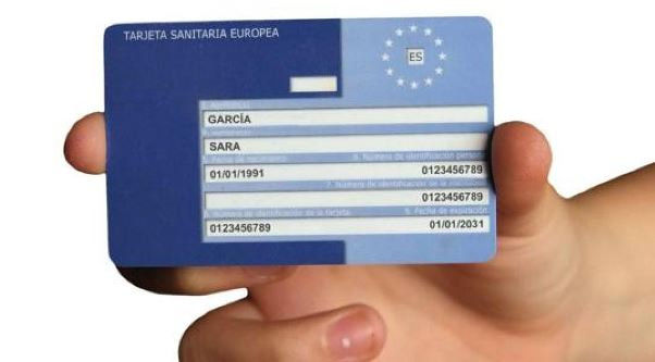 Mano sosteniendo una tarjeta sanitaria europea